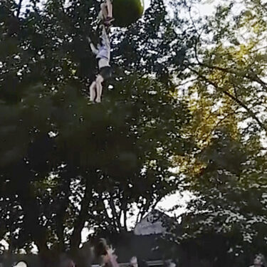 AP_17176818192327_1024.jpg
