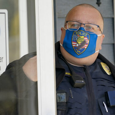 AP_21078677189144_hm-fb-cops.jpg