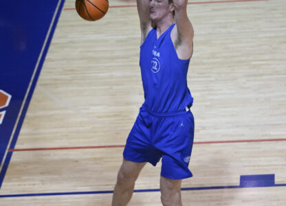 Olivier Rioux, a 7-foot-9 NCAA college basketball player at Florida, dunks the ball as he practices with the team, Friday, Oct. 18, 2024, in Gainesville, Fla. (AP Photo/John Raoux)