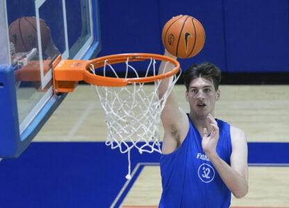 Olivier Rioux, a 7-foot-9 NCAA college basketball player at Florida, dunks the ball as he practices with the team, Friday, Oct. 18, 2024, in Gainesville, Fla. (AP Photo/John Raoux)
