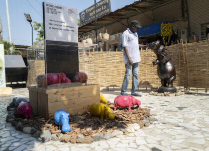 Ndiouga, president of the Soumbedioune craftsmen's association, visits the 