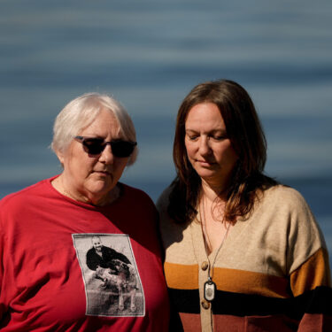 Jen Dold, whose brother, Alex Dold, lived with schizophrenia and died after a 2017 encounter with sheriff's deputies and police officers, stands for a portrait with their mother, Kathy Duncan, left, as they visit a beach he enjoyed, Wednesday, Sept. 18, 2024, in Edmonds, Wash. (AP Photo/Lindsey Wasson)