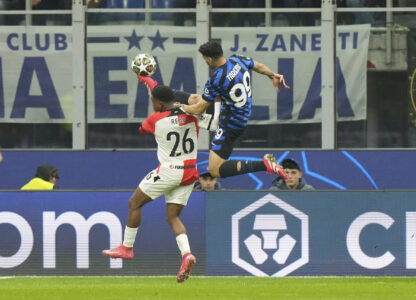 Feyenoord's Givairo Read, left, challenges for the ball with Inter Milan's Mehdi Taremi during a Champions League round of 16 second leg soccer match between Inter Milan and Feyenoord, at the San Siro stadium in Milan, Italy, Tuesday, March 11, 2025. (AP Photo/Luca Bruno)