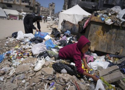 Mideast Wars Gaza Eating from Garbage
