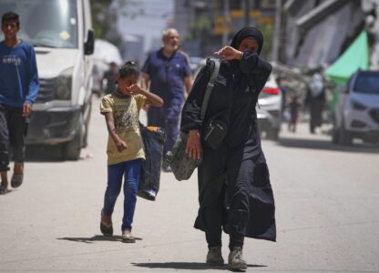 Mideast Wars Gaza Eating from Garbage