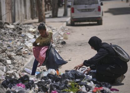 Mideast Wars Gaza Eating from Garbage
