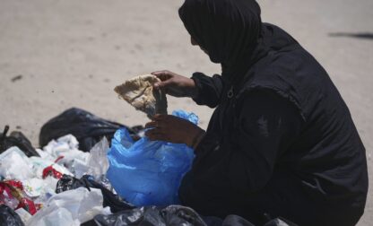 Mideast Wars Gaza Eating from Garbage