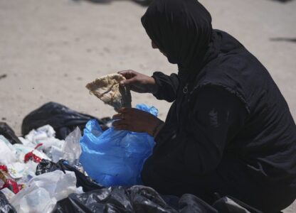 Mideast Wars Gaza Eating from Garbage