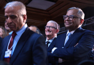 Apple CEO Tim Cook, center, attends a meeting of Global Business Leaders at the Annual Meeting of the World Economic Forum in Davos, Switzerland, Wednesday, Jan. 21, 2026. (AP Photo/Evan Vucci)
